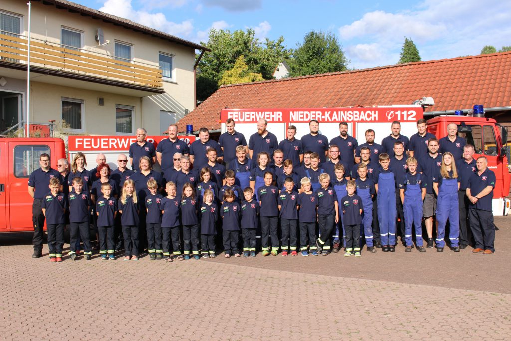 Alle Abteilungen der Feuerwehr Brensbach Nieder-Kainsbach mit neuen Poloshirts
